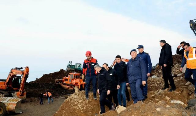 Artvin'de heyelandan kapanan yolda ulaşım tek şeritten!