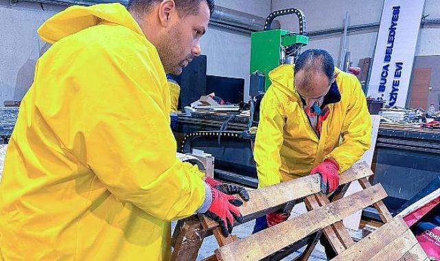 Buca'da atık malzemeler sokak hayvanları için yuvaya dönüşüyor