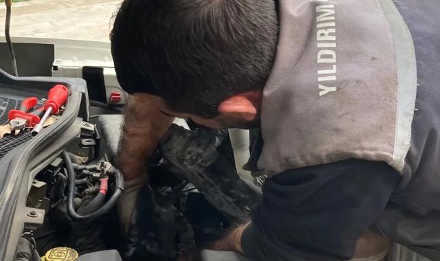 Bursa Yıldırım'da kaputa sıkışan yavru kedi kurtarıldı
