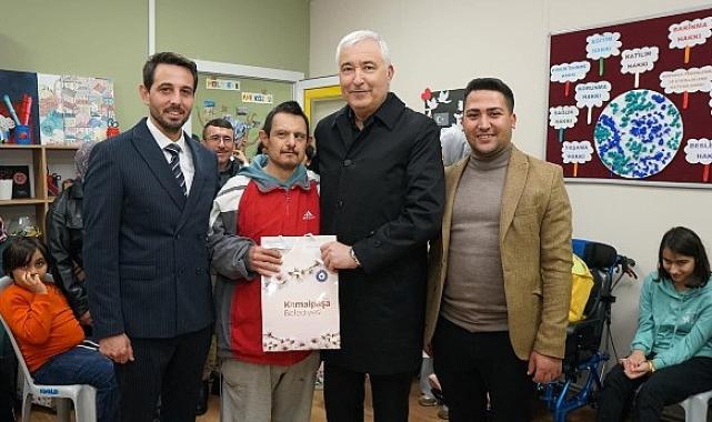 Dünya Engelliler Günü'nde, Kemalpaşa Belediye Başkanı Mehmet Türkmen özel gereksinimli bireyler ile bir araya geldi