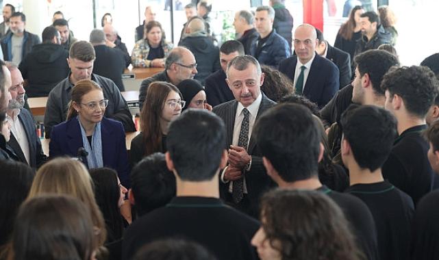 Gençler, Milli İrade Meydanı'ndan çıkmak istemeyecek; Büyükşehir'den İzmit'e 7/24 açık kütüphane