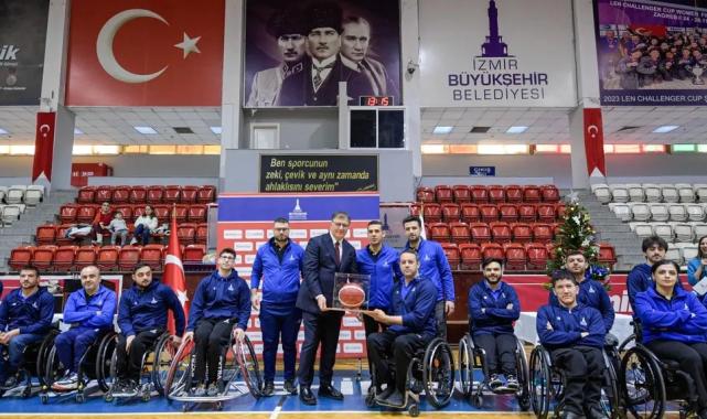 İzmir'in spor ailesi yeni yıl için bir araya geldi