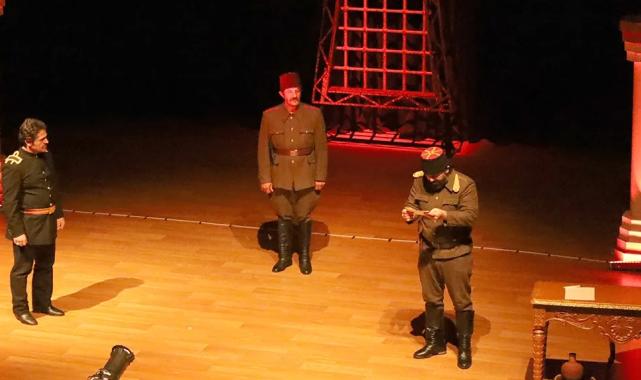 “Kumandan” oyunu alkış topladı