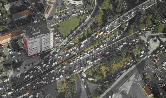 Sadece İstanbul'un değil megaşehirlerin ortak problemi... Her gün park yeri arayışı 23,5 milyon dakika kaybettiriyor!
