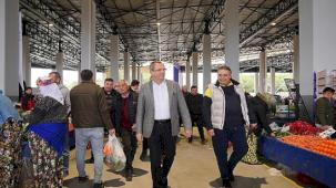 Altınova Kapalı Pazaryeri'nde Alışveriş Başladı