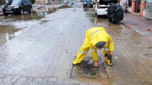 Başkan Topaloğlu turuncu kod verilen Kemer'de sahada