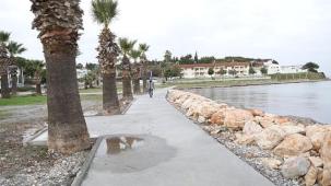 Didim Belediyesi Fen İşleri Müdürlüğü ekiplerince Sedef Koy'da bulunan yürüyüş yolu yenilendi.