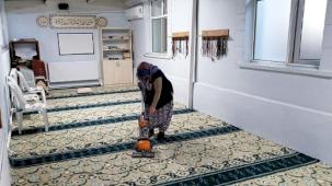 Geyve'de cami temizliği devam ediyor