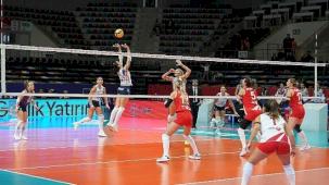 Kadın voleybol takımından 3-0'lık galibiyet