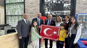 Öğrencilerden Başkan Topaloğlu'na Türk bayrağı