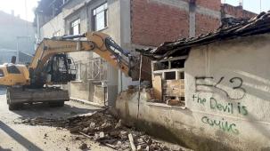Tehlike arz eden metruk binalar yıkılıyor