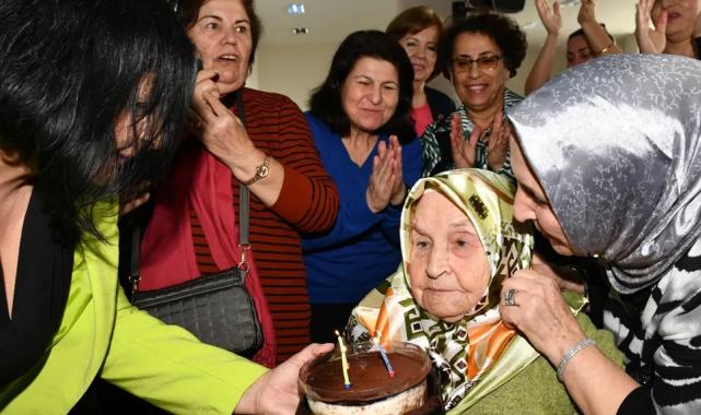 103 yaşındaki Hüsniye Teyze'ye sürpriz doğum günü