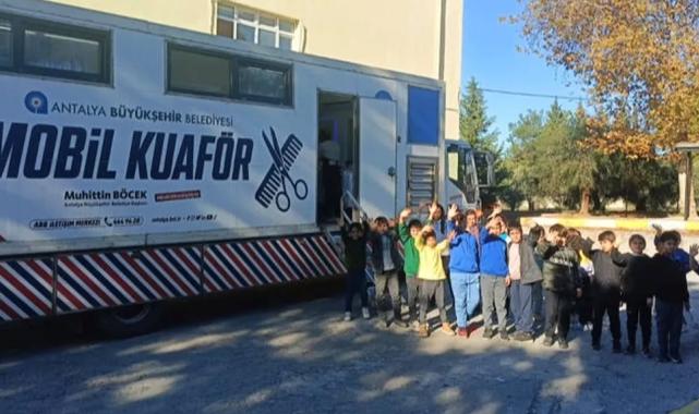 Antalya'da mobil kuaför tırı öğrencilerin hizmetinde