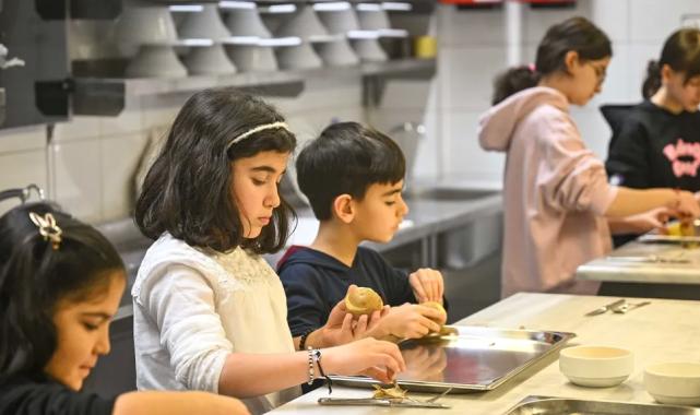 İzmir Bornova'da minik şefler iş başında