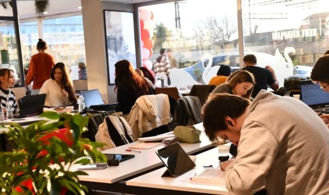 İzmir'de Kent Kitaplığı'na yoğun ilgi