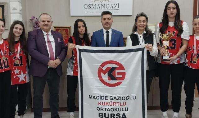 Macide Gazioğlu Ortaokulu'ndan bir günde üç şampiyonluk