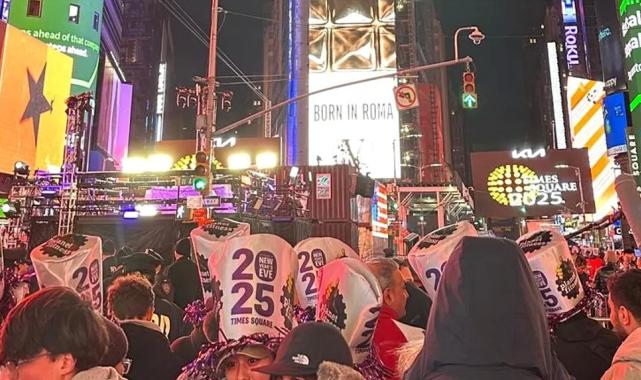 New York Times Meydanı'nda coşkulu yılbaşı