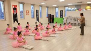 Aydınlı minikler başkan çerçioğlu'nun başlattığı etkinlikler ile bale öğreniyor