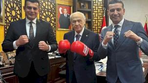 Bahçeli 'boks eldivenli' poz!