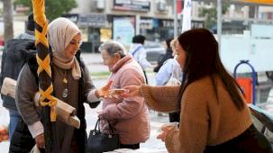 Didim Belediyesi, Regaip Kandili dolayısıyla Didim Merkez Camii önünde vatandaşlara kandil simidi ikramında bulundu