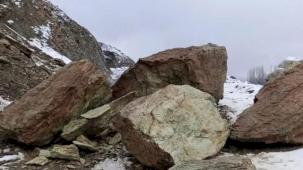 Diyarbakır Kulp’ta yamaçlardan yollara düşen kayalar temizlendi