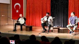İzmir Çiğli’de şiir ve türkü rüzgarı esti