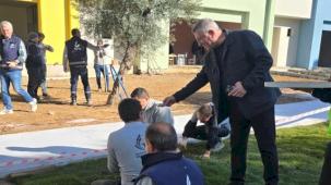 İzmir Güzelbahçe'de saha çalışanlarına baklavalı teşekkür