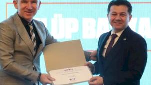 İzmit Belediyespor Kulübüne teşekkür plaketi