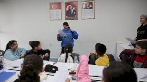 Konaklı çocuklar İngilizce Konuşma Kulübü ile dil becerilerini geliştiriyor