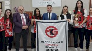 Macide Gazioğlu Ortaokulu'ndan bir günde üç şampiyonluk