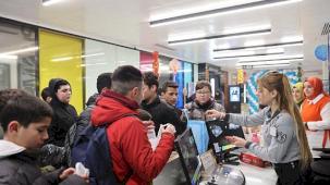 Selçuklu Belediye Başkanı Ahmet Pekyatırmacı, belediye hizmet binasına gelen çocuklara şivlilik dağıttı