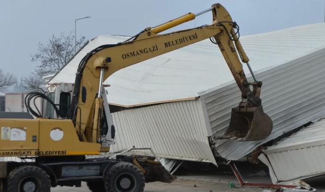 Bursa Osmangazi'de tarım arazisi üzerindeki kaçak depoya yıkım