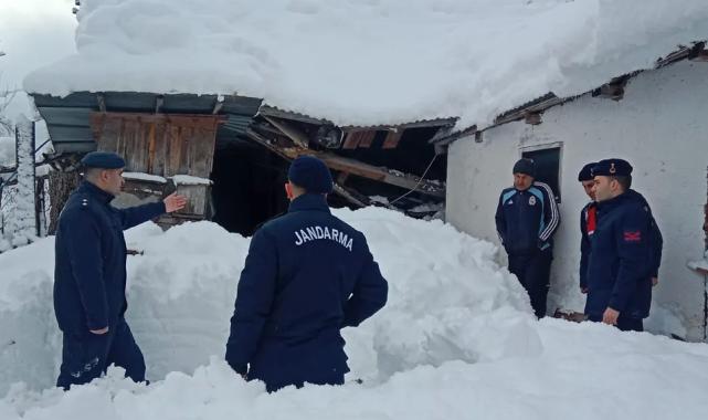 Kar kütlesi ahırın çatısını çökertti! 9 büyükbaş hayvan kurtarıldı!