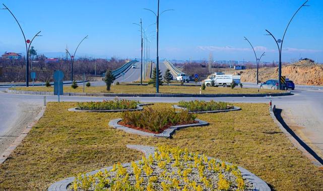 Malatya'nın caddesi yeşil görünüme kavuşuyor