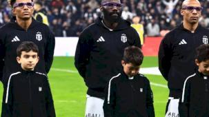 Beşiktaşlı futbolcular mor gözlüklerle sahaya çıktı