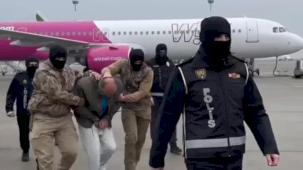 Biri Polonyo'dan, biri Bulgaristan'dan alındı! Kırmızı bültenli iki zanlı Türkiye'ye getirildi!