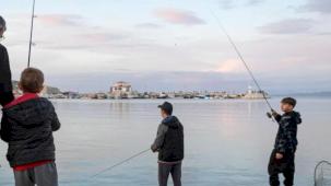 İzmir Mordoğan'da balık avı heyecanı