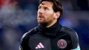 Maçın hakemi Messi'den imza istedi