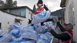 Manisa'da binlerce çuval odun ihtiyaç sahiplerine dağıtılıyor