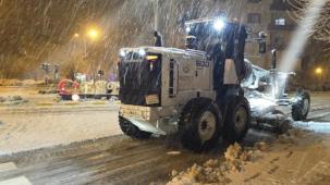Mardin Midyat'ta karlar temizleniyor
