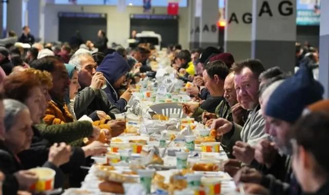 Balıkesir Ayvalık'ta binlerce kişi iftarda buluştu