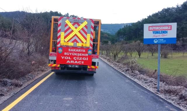 Sakarya Büyükşehir'den kırsal yollarda çizgi mesaisi