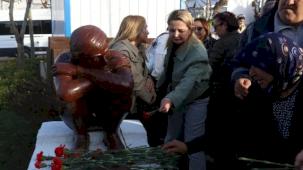 Berkin Elvan İzmir Güzelbahçe’de heykeli önünde anıldı