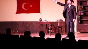 Bursa Osmangazi'de ‘Şair, Şiir, Şuur’ oyunu tiyatroseverlerle buluştu