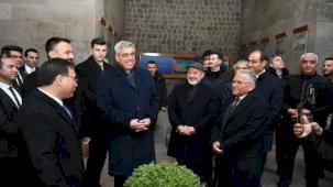 Dünyanın ilk tıp fakültesine Bakan Memişoğlu'ndan tam not