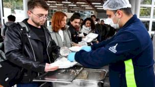 İzmir Büyükşehir'den üniversite öğrencilerine sıcak yemeğe devam
