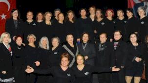 İzmirli kadınlardan demokrasi ve adalete siyah giysili protesto