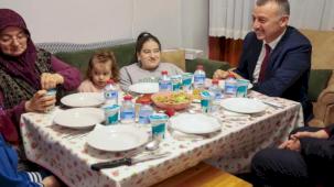 Kocaeli'de Büyükakın, Ramazan ayında ev ziyaretlerine devam ediyor