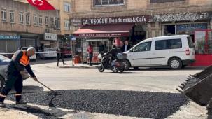 Mardin Midyat’ta asfalt bakım ve onarım çalışmaları hız kesmeden sürüyor