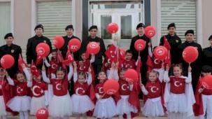 Minik öğrencilerden Jandarma Komutanlığı’na anlamlı ziyaret